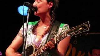 Holly McNarland Performs 'Numb' @ the Rivoli
