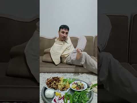 تبارك الله لا إله إلا الله فاقد اليدين يأكل برجلية هذا خلق الله Rek ربي لك الحمد والشكر يارب