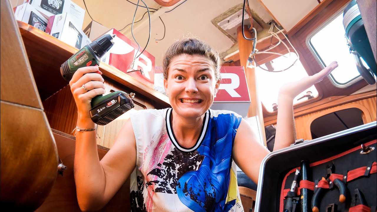 ⁣Jetzt nehmen wir das Boot auseinander. Altes raus, Neues rein. | #77