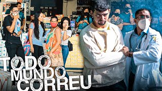 DOUTOR LARGANDO O PACIENTE LOUCO NA RUA