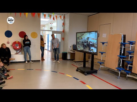 Leerlingen CBS De Bron in Dokkum bedanken Ali B met rap