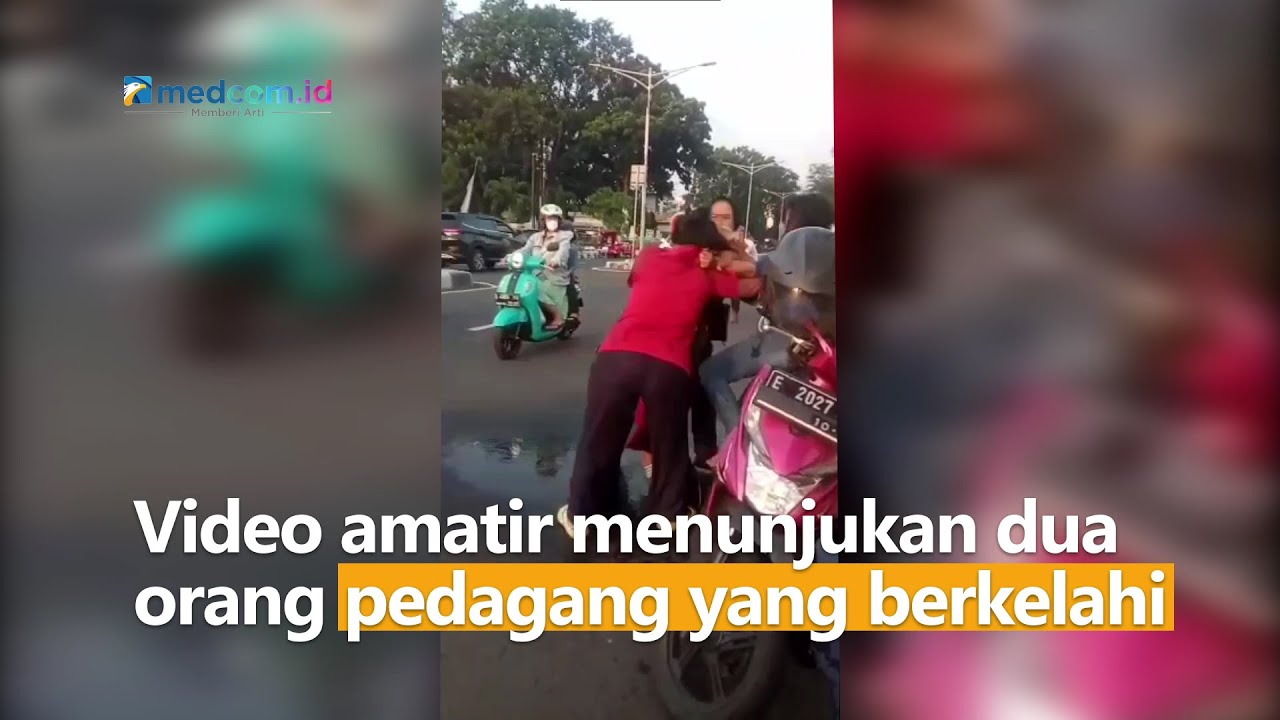 Viral! Demi Rebutan Lapak, Emak-emak Pedagang Nekat Berkelahi