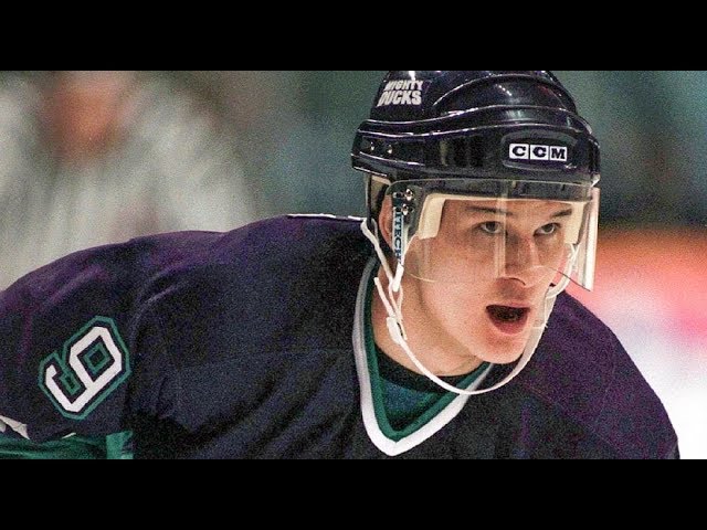 Column: With his jersey set to be retired, former Ducks star Paul Kariya is  riding a wave of happiness - Los Angeles Times