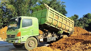 Mobil Dump Truk HINO Jomplang Muatan Tanah Pembuatan  Rell Kereta
