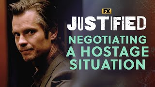 Raylan Negotiates a Hostage Situation - Scene | Justified | FX Resimi