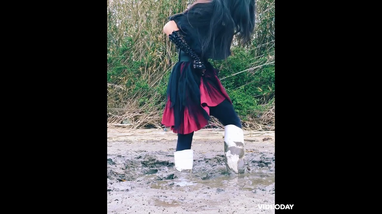 コスプレ+長靴で泥遊び23-2 cosplay rainboots mud 58 (ゴスロリ)
