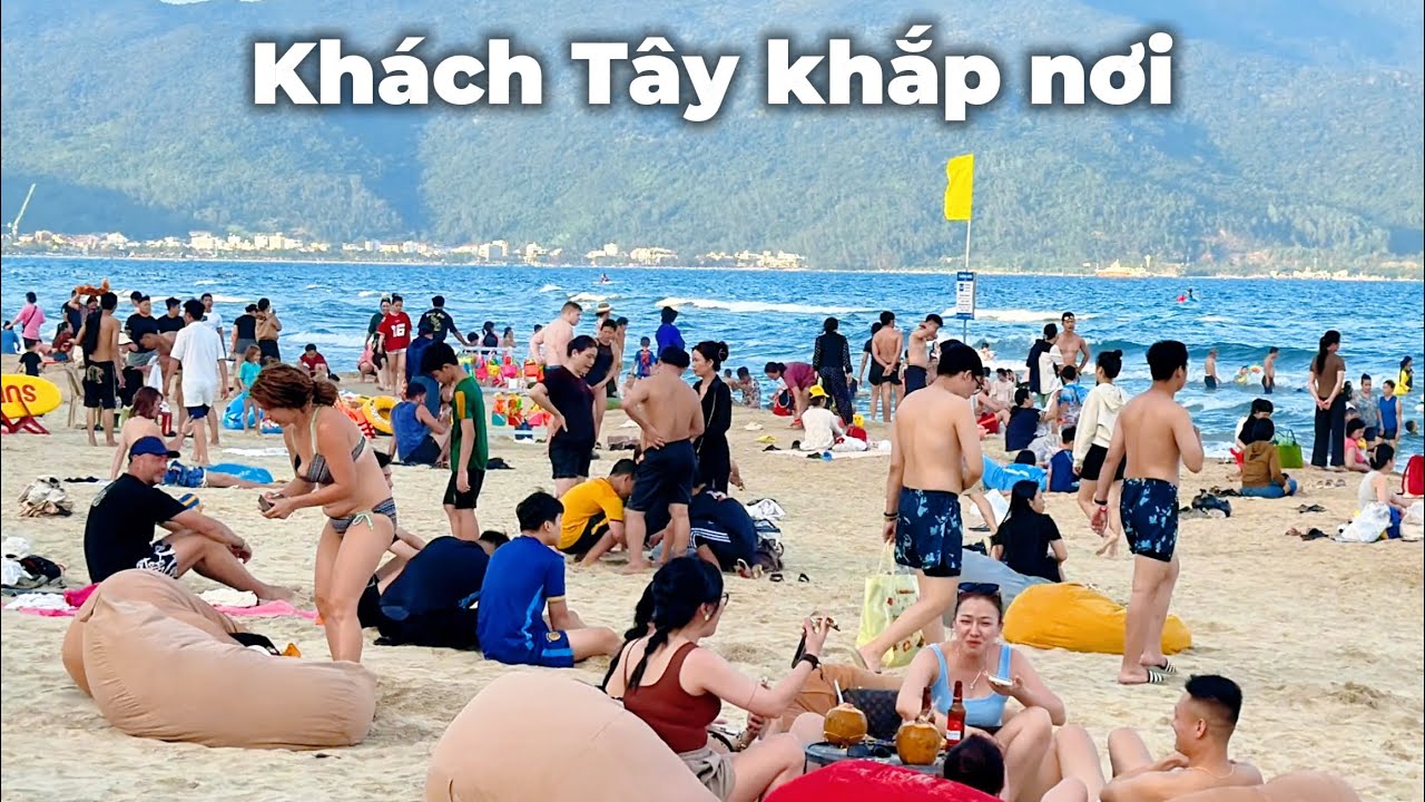 Làn sóng khách Tây xuất hiện khắp bãi biển Đà Nẵng