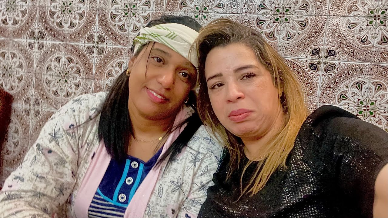 مشينا عند سيهام شكولاتة طاحت من الدوزيام لقيناها مسكينة عيانة دعيو معاها