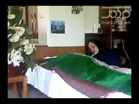 هاله سحابی در کنار پیکر عزت الله سحابی