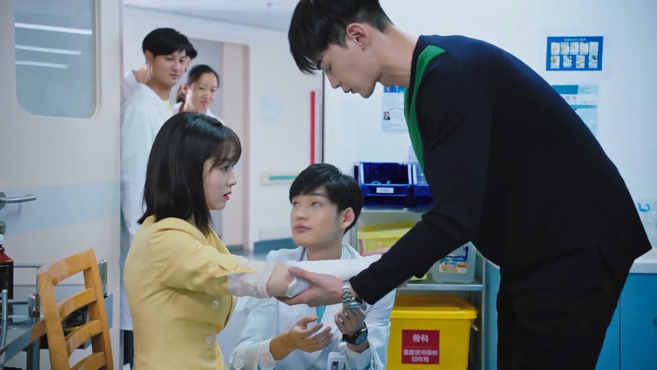 Госпожа Жун была ранена, и Сяо Цин перевязал ее рану и привлек внимание всех коллег.