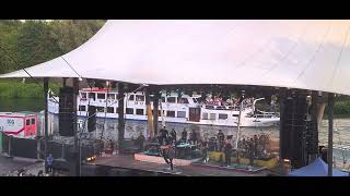 Howard Carpendale Live in Gelsenkirchen.Das Schiff im Hintergrund bringt ihn aus der Fassung.