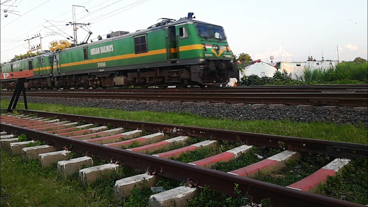 TWINS LIGHT WAG9 LOCO MOVING TOWARDS ITARSI.