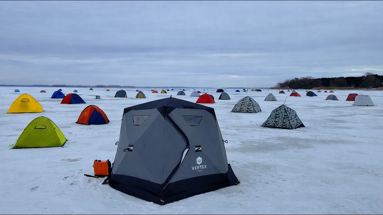 КРУПНЯК ЗАЙШОВ НА МІЛИНУ І ВСІ ЗІБРАЛИСЬ ТУТ. Зимова рибалка