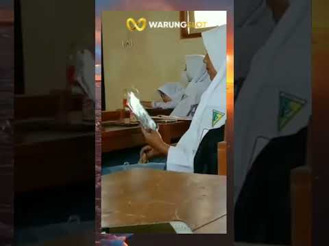 anak smp ketahuan makan di kelas, malu gak tuh !! | | Enjoy Banget Main Di WARUNGSLOT