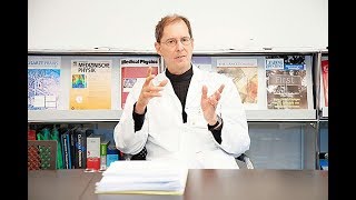 Prof. Stephan Bodis im Gespräch: Strahlentherapie bei chronischen Schmerzen.