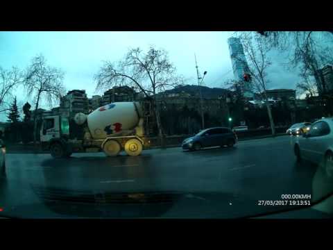 თავხედი მძღოლი. წითელზე არ გაჩერდა.