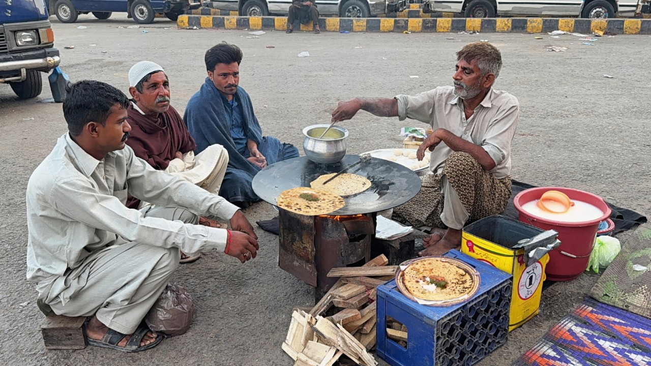 70/- Rs ROAD SIDE REAL CHEAP BREAKFAST 😍 SAAG PARATHA | ALOO PRATHA - STREET FOOD PAKISTAN