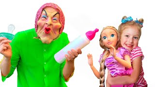 Радена и ее странная няня играет | Nanny found a doll and pretends to be her parent