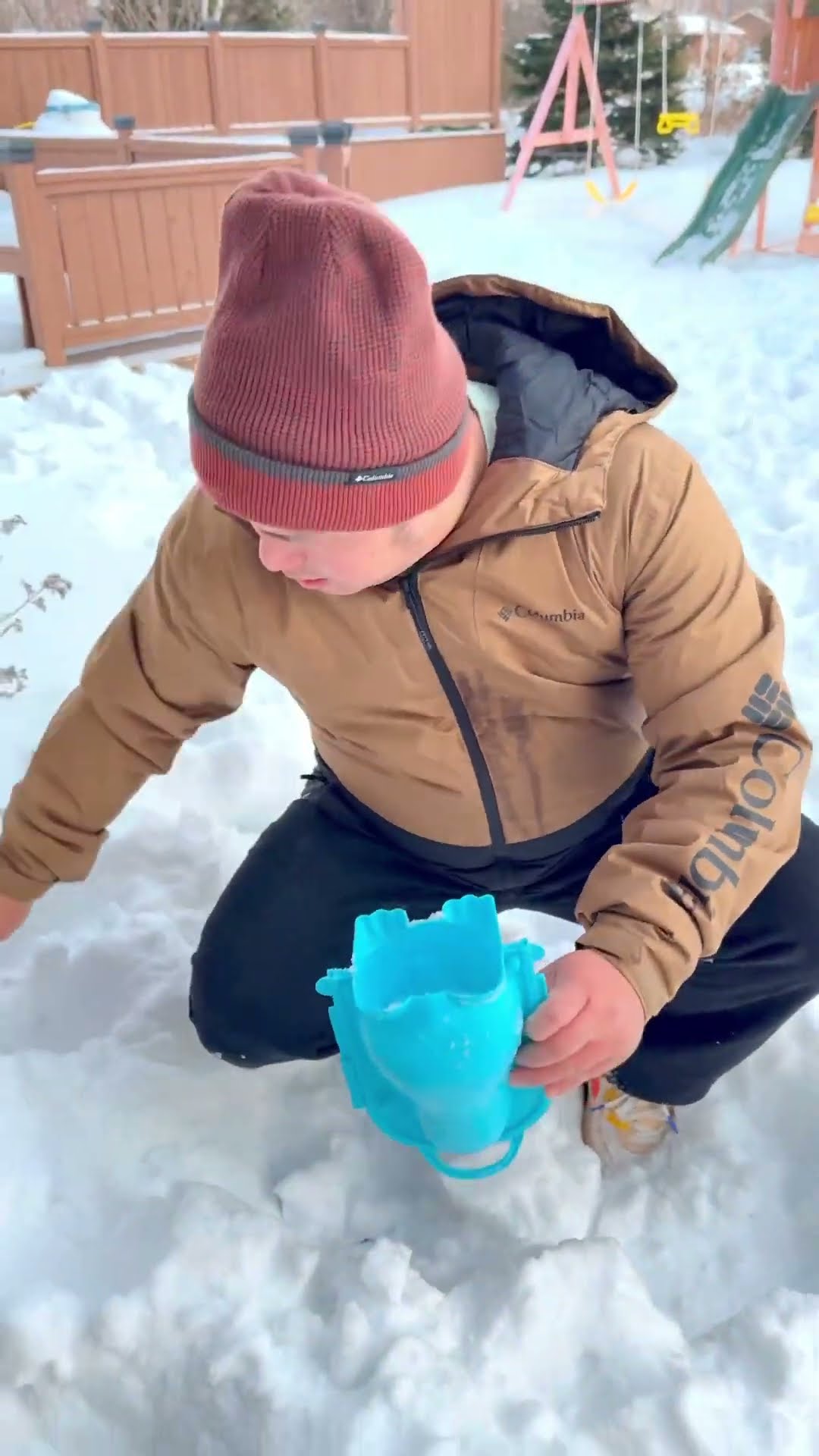 Dad’s snow surprise for crying kid ☃️???❤️