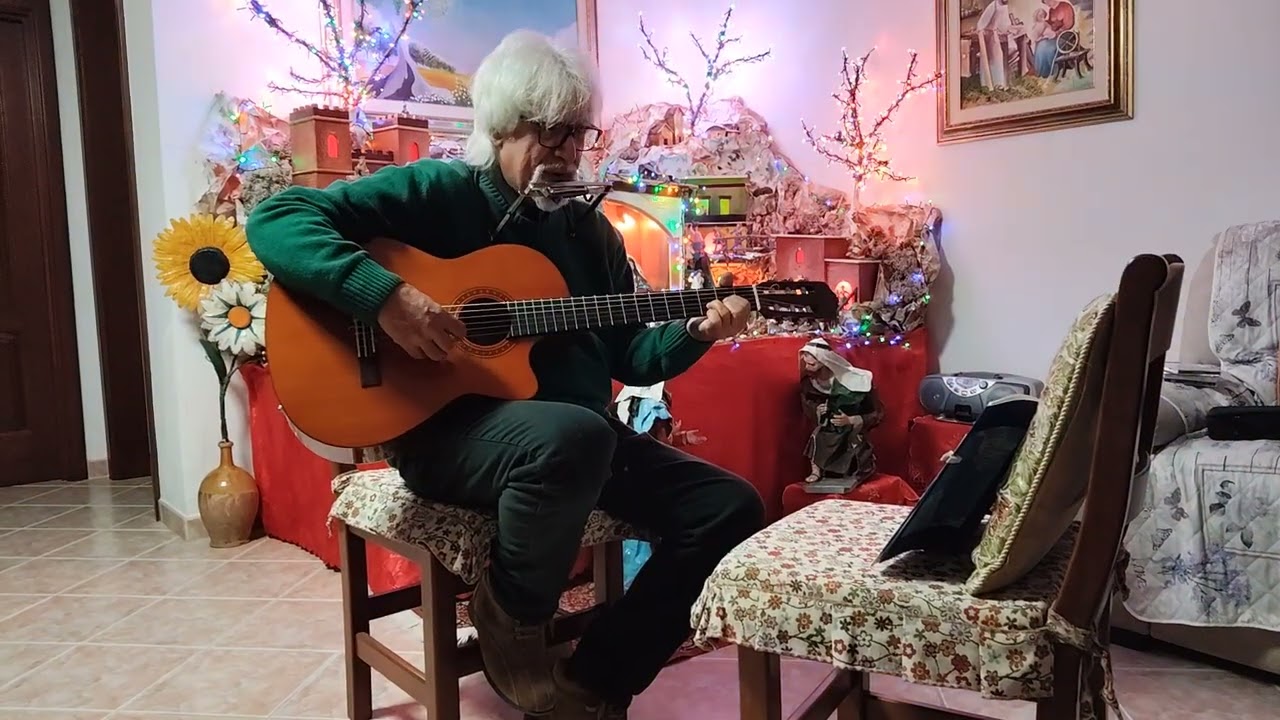 L'amico Rocco Giangreco canta l'inno a Santa Dorotea di fronte al mio presepe. 2025.