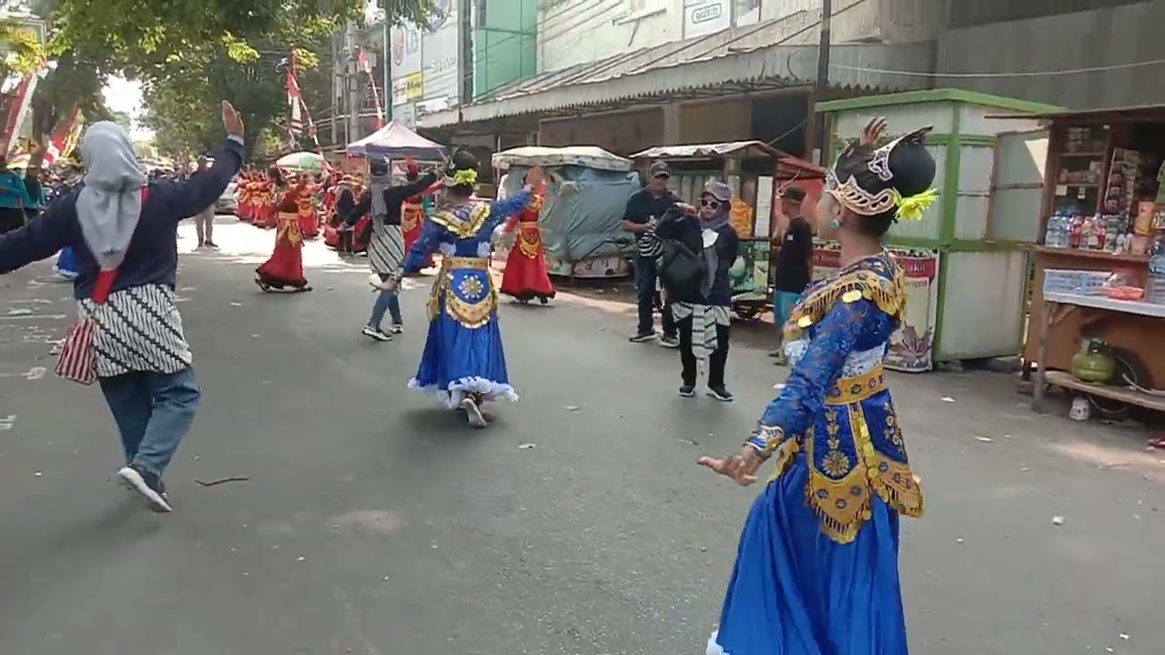 Penampilan Tari Nganjuk nyawiji oleh siswa SMP Negeri 2 Kertosono di karnaval Kertosono