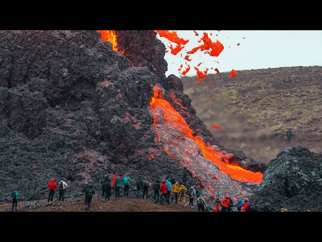 PEOPLE WERE TOO CLOSE!!! HOW IT ALL STARTED-RAW FOOTAGE FROM THE 2ND DAY!-Iceland Volcano-20.03.2021 class=