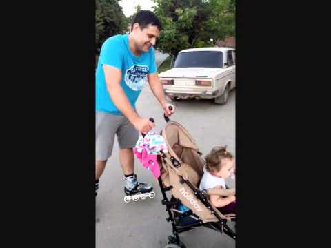 Вот как нужно правильно гулять с ребенком))) - youtube.