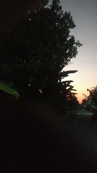 blur panorama subuh dan orang lewat