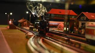 Modeltrain Steam Engine with Smoke Generator Travels the Layout