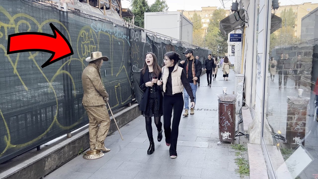 HUMAN STATUE COWBOY SCARES PRETTY GIRLS YouTube