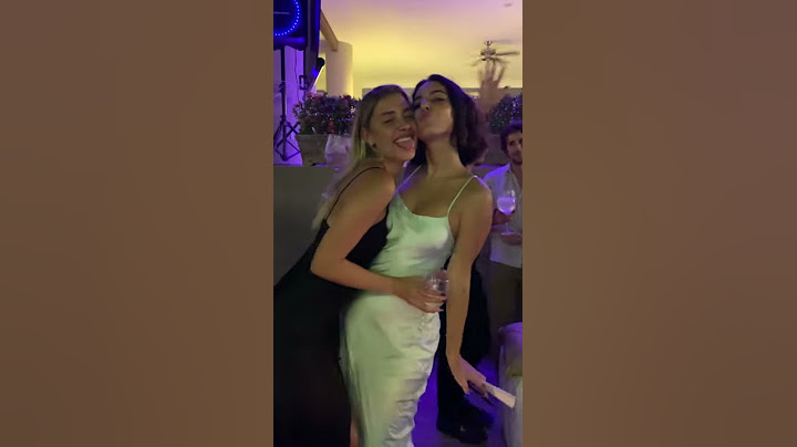 Michelle Salas y su hermana Camila Valero en el festejo 70 de su abuela Sylvia Pasquel.