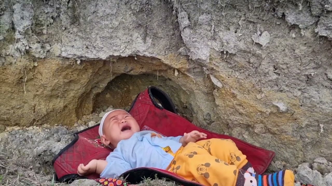 Мать-одиночка выкапывает побеги бамбука, чтобы продать их и заработать денег на жизнь.