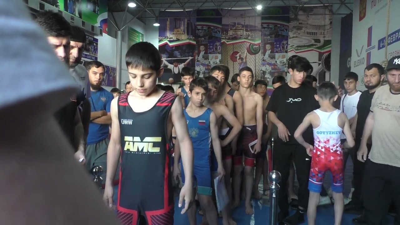 Взвешивание борцов на турнире Кингдом в Грозном.