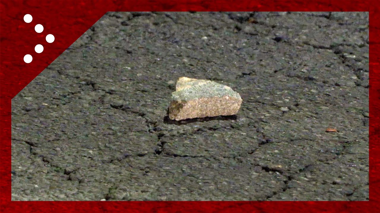 Torino, corteo anarchici si conclude alla sede di Radio Black Out: a terra sassi e pezzi di porfido