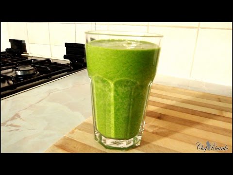 healthy-green-drink-with-broccoli,-spinach,-cucumber,-ginger,-kale-&-apple-juice