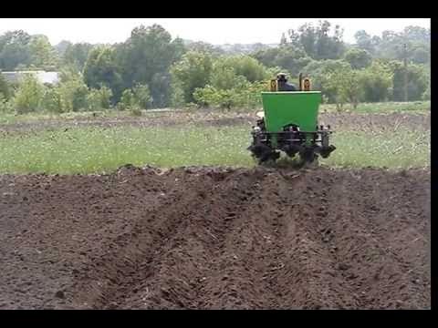 картофелек минитрактору. посадка картошки картофелесажалкой. посадка картофеля минитрактором. картофель сажалка на кмз 012. посадка картофеля мини ирактором.