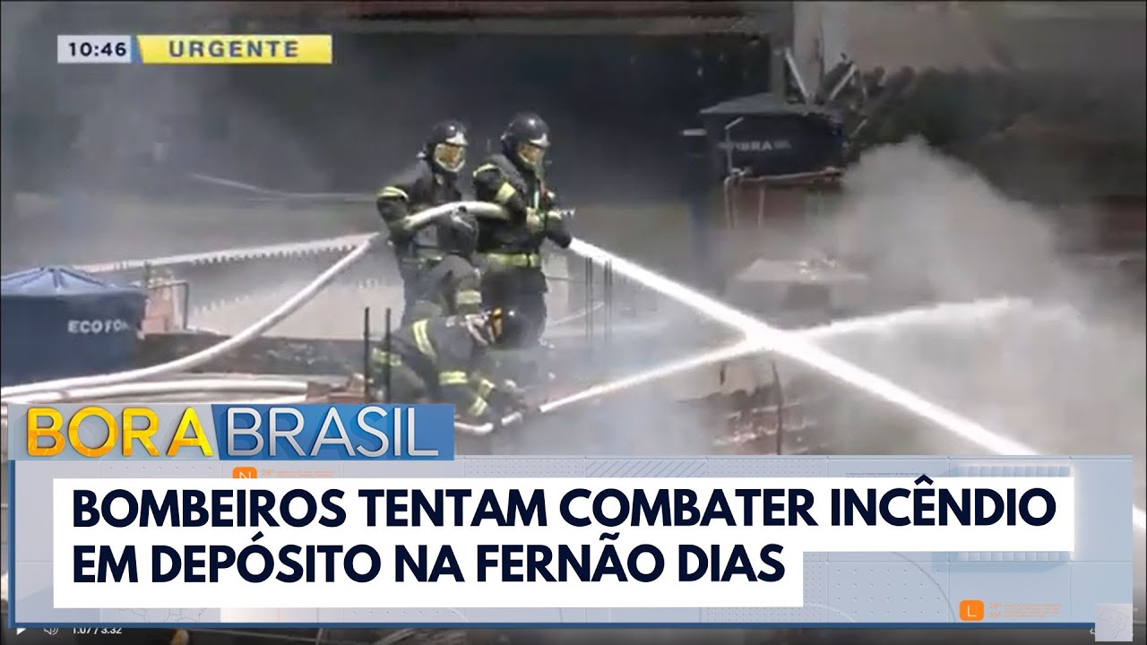 Bombeiros tentam combater incêndio em depósito na Fernão Dias, em SP