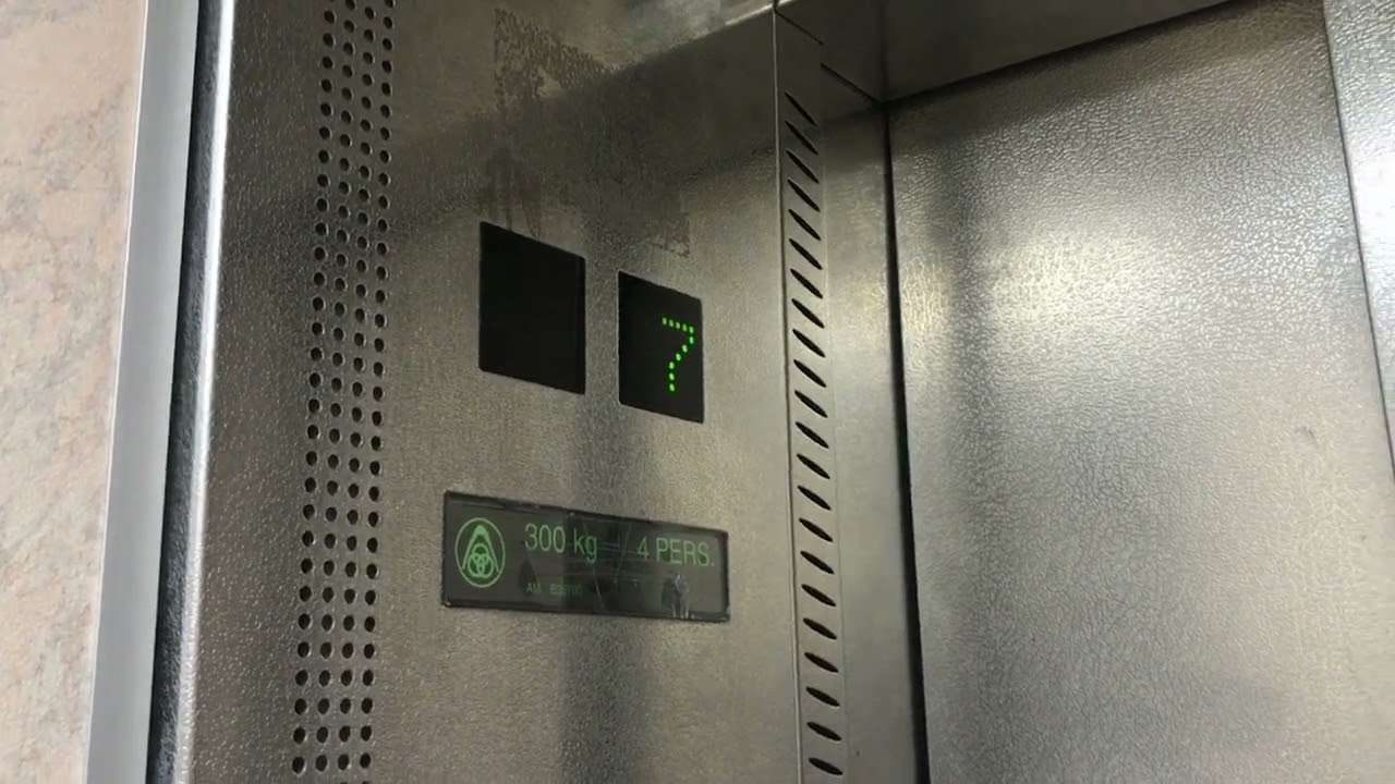 Ancien ascenseur modernisé par Thyssenkrupp