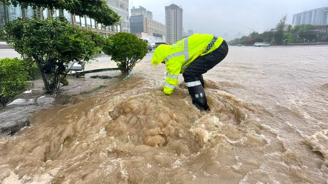 Storm Drain Heroes Unclogging Massive Floods in Record Time - YouTube