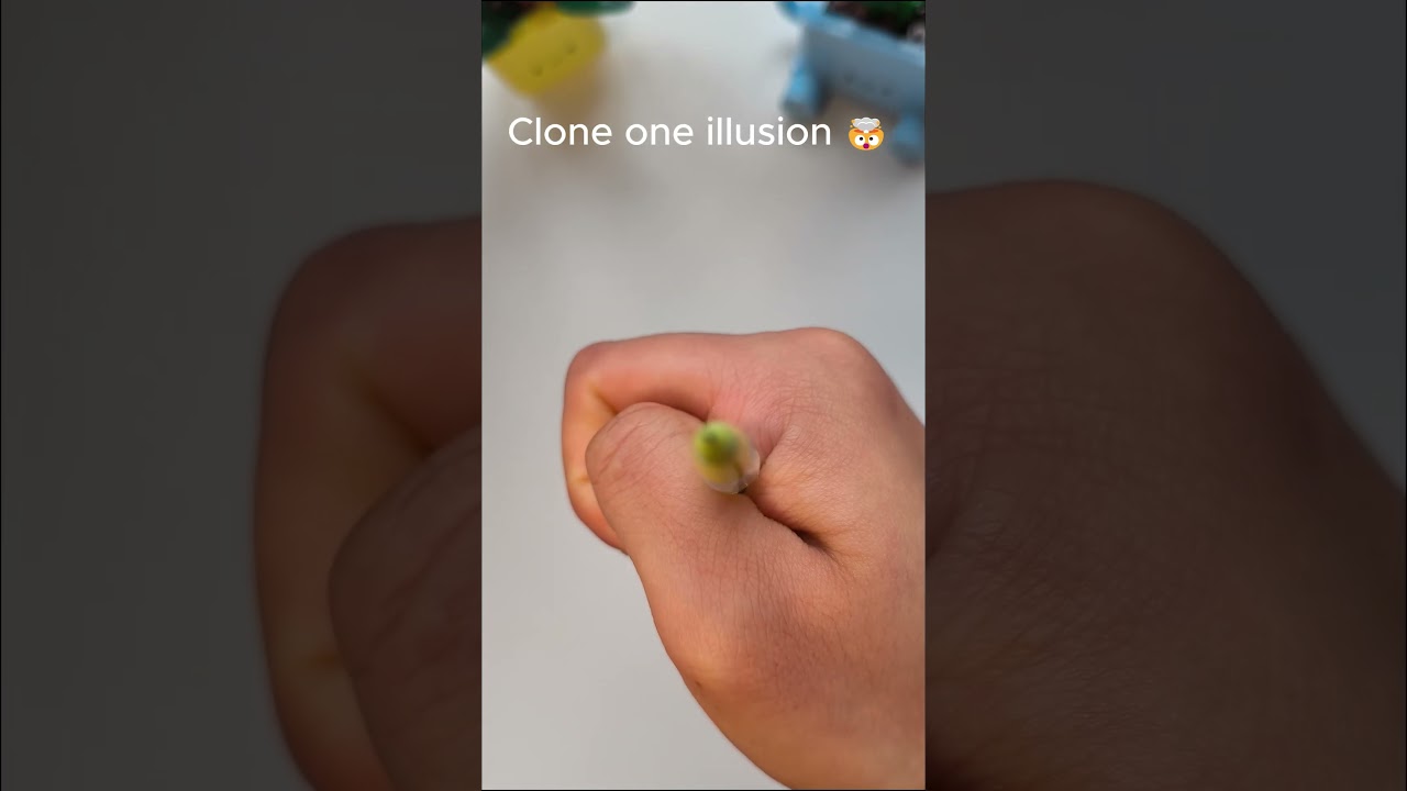 Close one eye illusion !