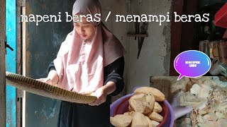 Hari ini menampi/napeni beras buat zakat fitrah, lanjut membuat keripik ubi/muntul