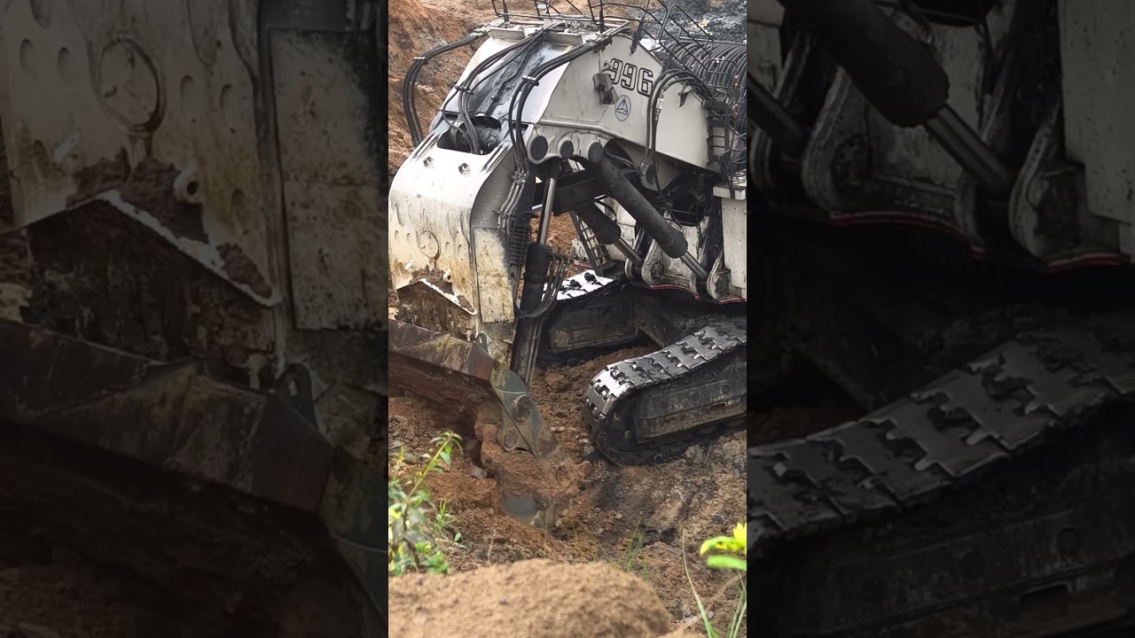 This giant machine is built to DOMINATE the construction site! 😱🚧 