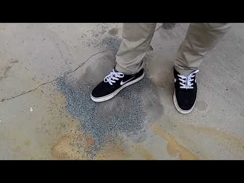 Vídeo: Como Remover Manchas De Pisos De Concreto?