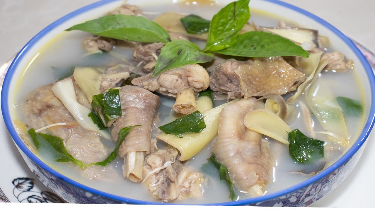 ស្ងោត្រយូងចេកសាច់មាន់ឆ្ងាញ់មែន Banana Flower Soup with Chicken / Chhen