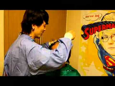 Lee Hyuk cortando cabello a Jo Bin (Norazo- 노라조)