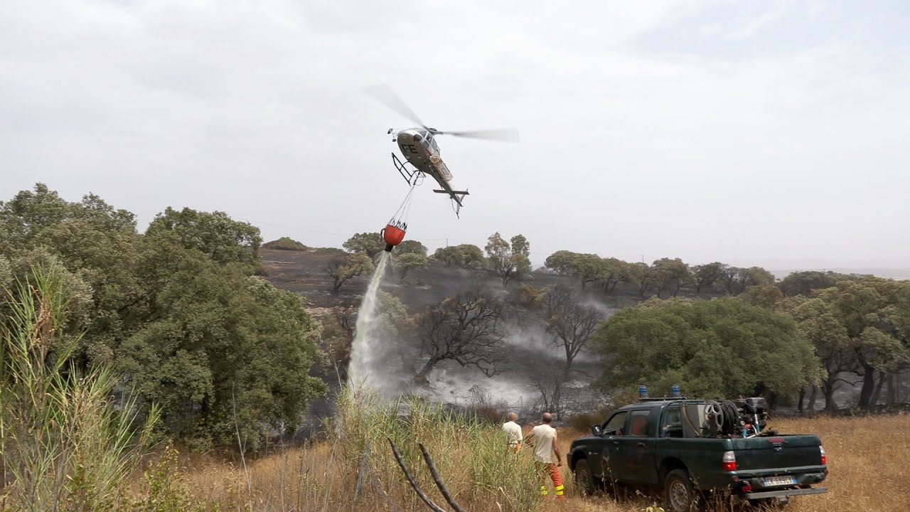 Sardegna, allerta rossa incendi: operazioni di bonifica su rogo scoppiato a Usellus (Oristano)