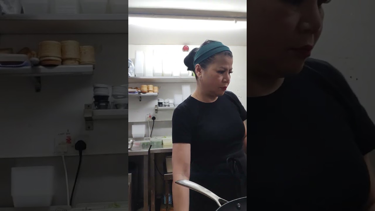 ทำอาหารไทยประเภทผัดกับแกงให้ลูกค้า.cook Thai curry and pad Thai at sukhothai Thai restaurant 