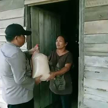 Bhabinkamtibmas desa sumber agung menyalurkan beras bantuan polres kubu raya.