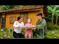 The soldier made the baby a beautiful study desk, and the mother and child were very happy.