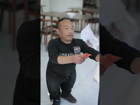 可怜天下父母心，父母心里永远放不下的就是儿女，无论年龄几何，无论天涯海角，心里挂念的永远是孩子。#剧情 @北北【黑蛋联盟】 @冬子【黑蛋联盟】